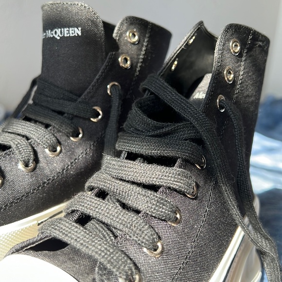 Alexander McQueen Women’s Tread Slick Lace Up Boots | Black and White - Picture 5 of 6